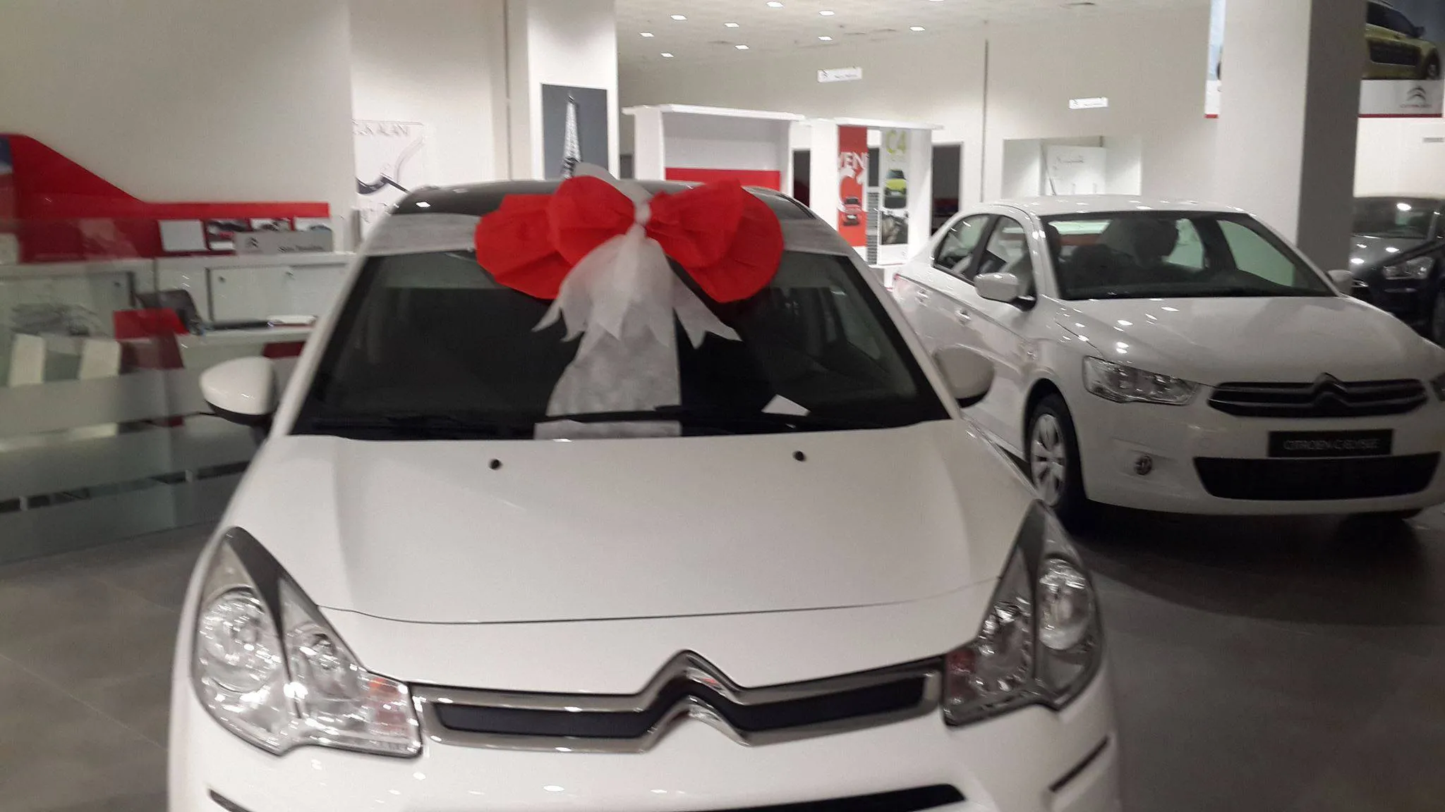 Ankara Evren baby shower için kırmızı beyaz balon süsleme