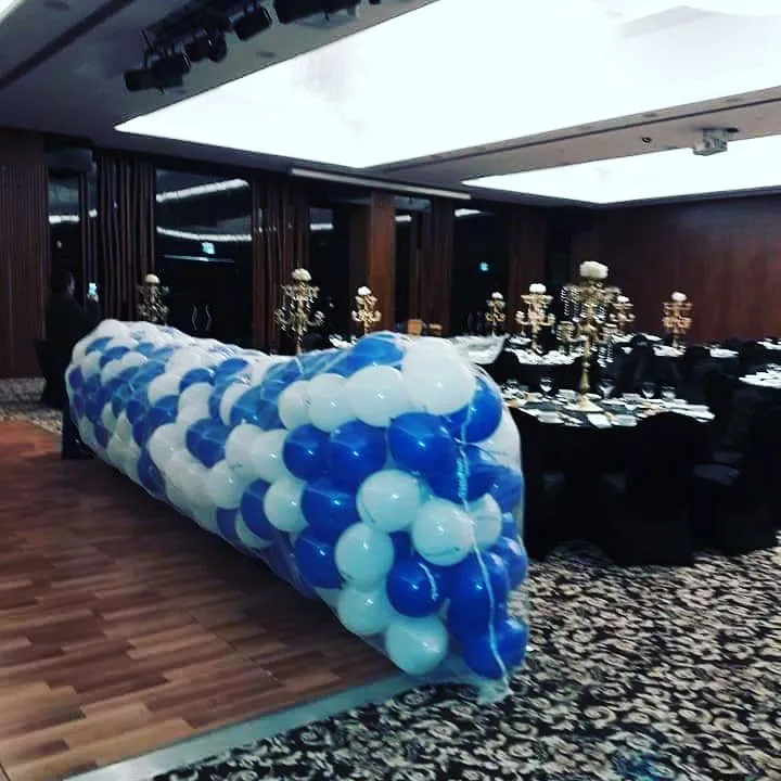 Ankara doğum günü için mavi balon araba süslemesi