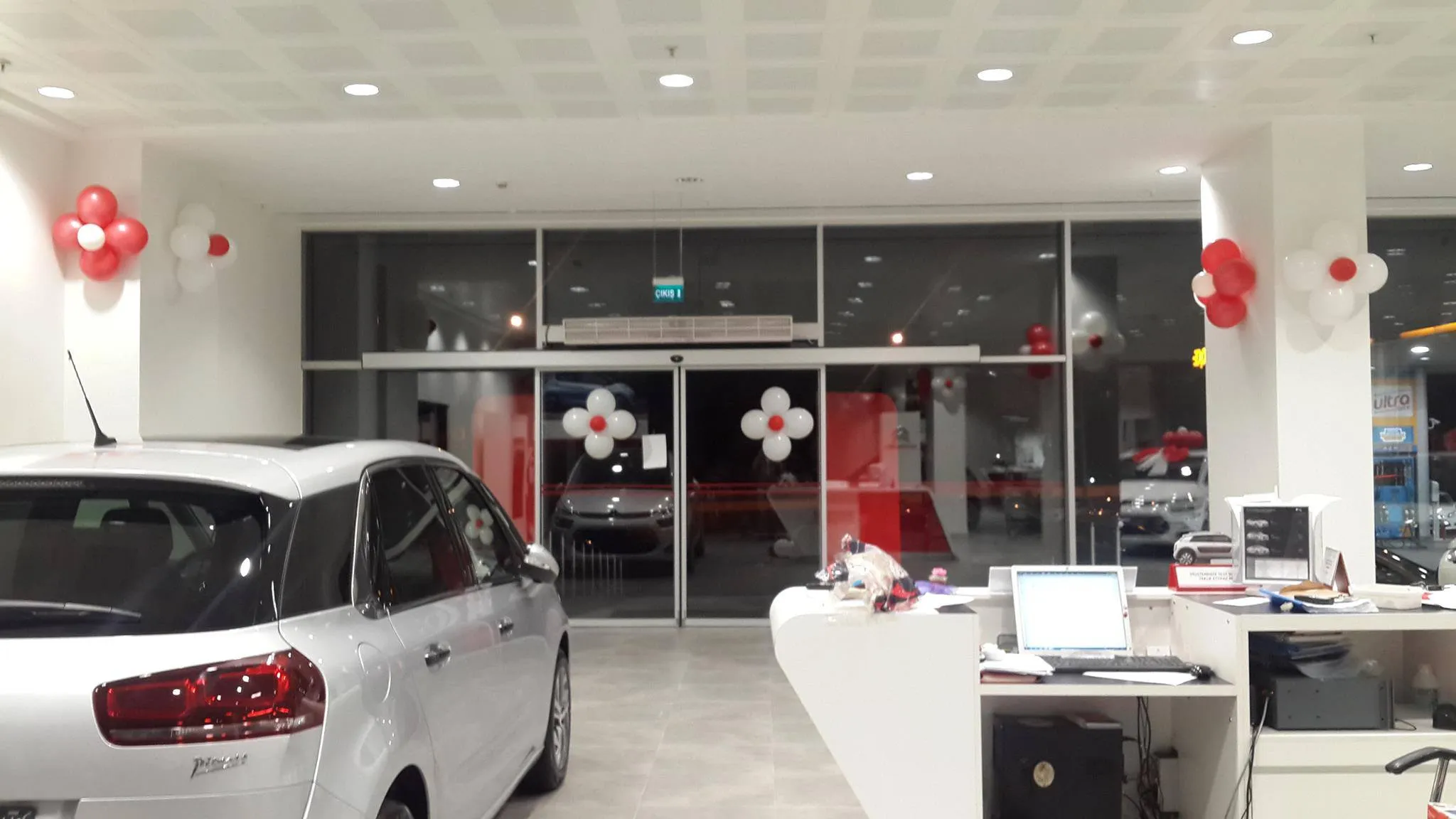 İzmir doğum günü için mavi beyaz kapı balonu