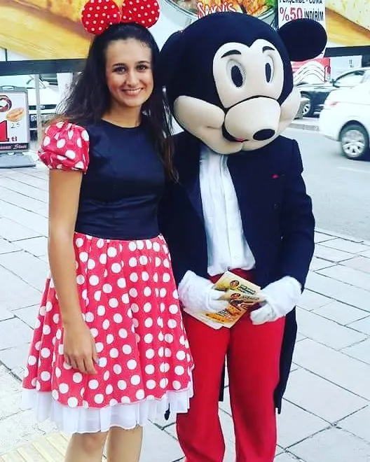 İzmir mağaza için kırmızı beyaz balon zinciri