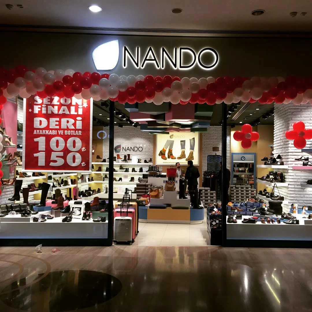 İzmir Rossmann vitrini için balon süslemesi