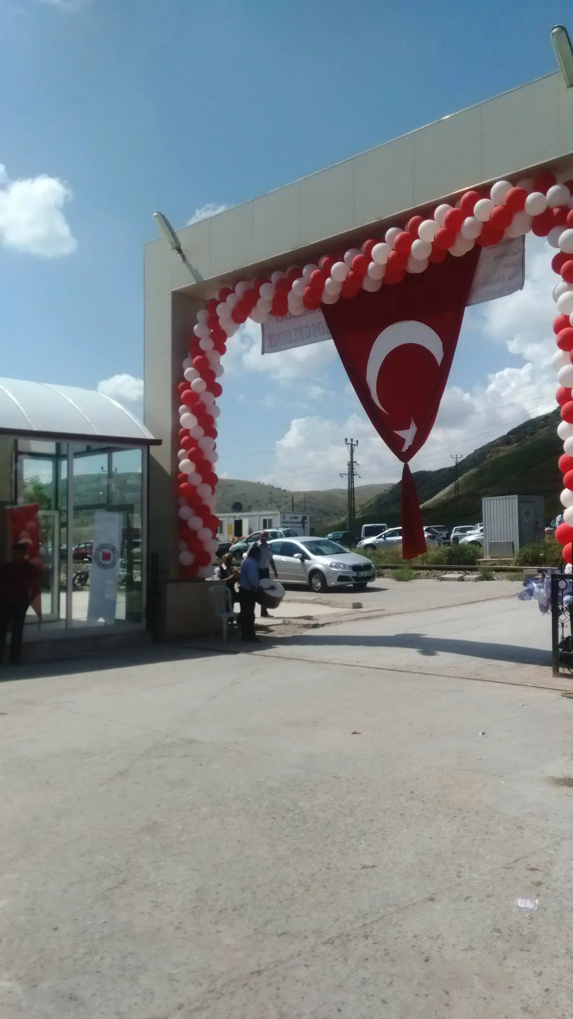 Çankaya parti için beyaz balon stand süslemesi