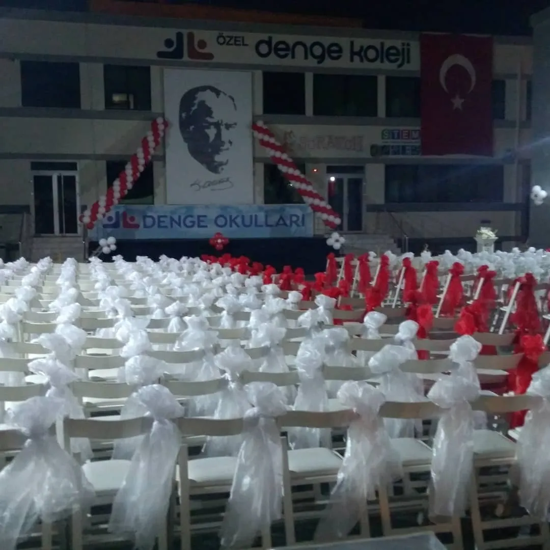 Ankara parti için beyaz balon zincir efekti